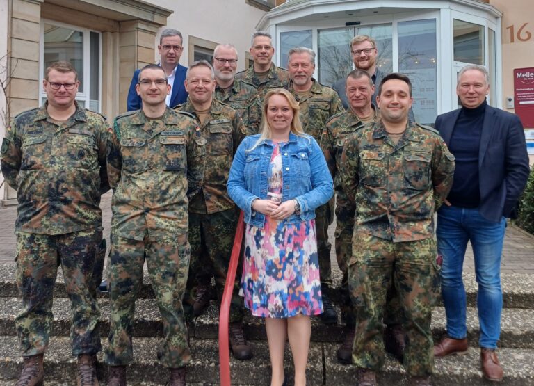Zum Abschluss des Gedankenaustausches stellten sich Bürgermeisterin Jutta Dettmann und die übrigen Teilnehmer der Gesprächsrunde zu einem Gruppenbild auf. / Foto: Stadt Melle