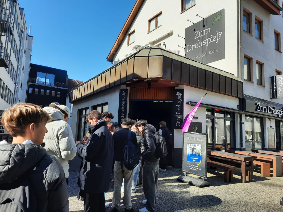 Großer Andrang: „Zum Drehspieß“ feiert zehnjähriges Bestehen mit Döner für drei Euro Bereits um 12:00 Uhr wartete eine lange Schlange auf den Beginn der Aktion